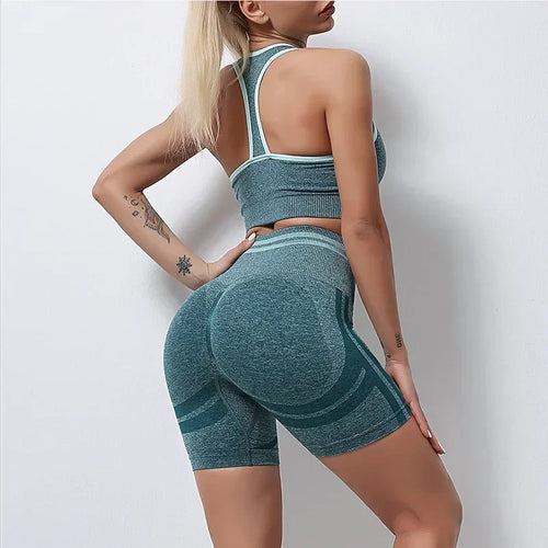 Seamless yoga set with hip-lifting shorts