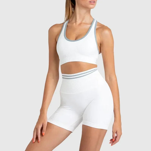 Seamless yoga set with hip-lifting shorts