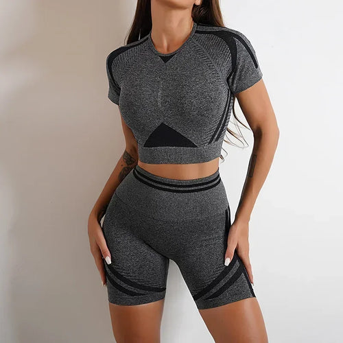 Seamless yoga set with hip-lifting shorts