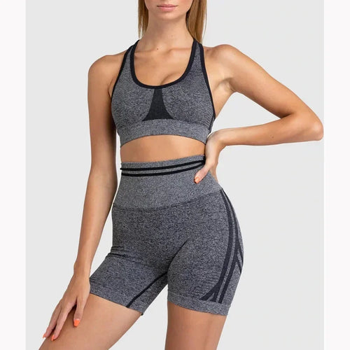 Seamless yoga set with hip-lifting shorts